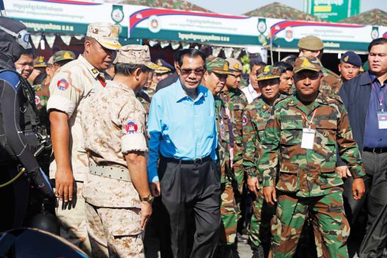 Hun Sen membebaskan lebih dari 17 tahanan politik dalam dua minggu.  Mengapa?