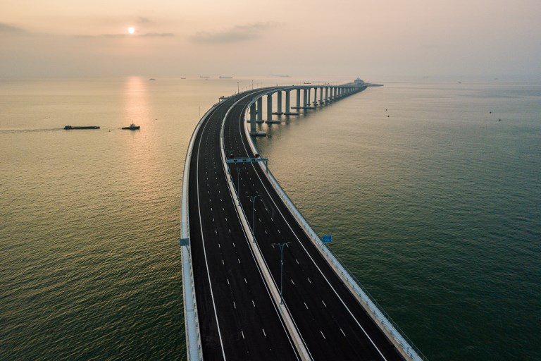 Tiongkok meluncurkan jembatan laut terpanjang di dunia