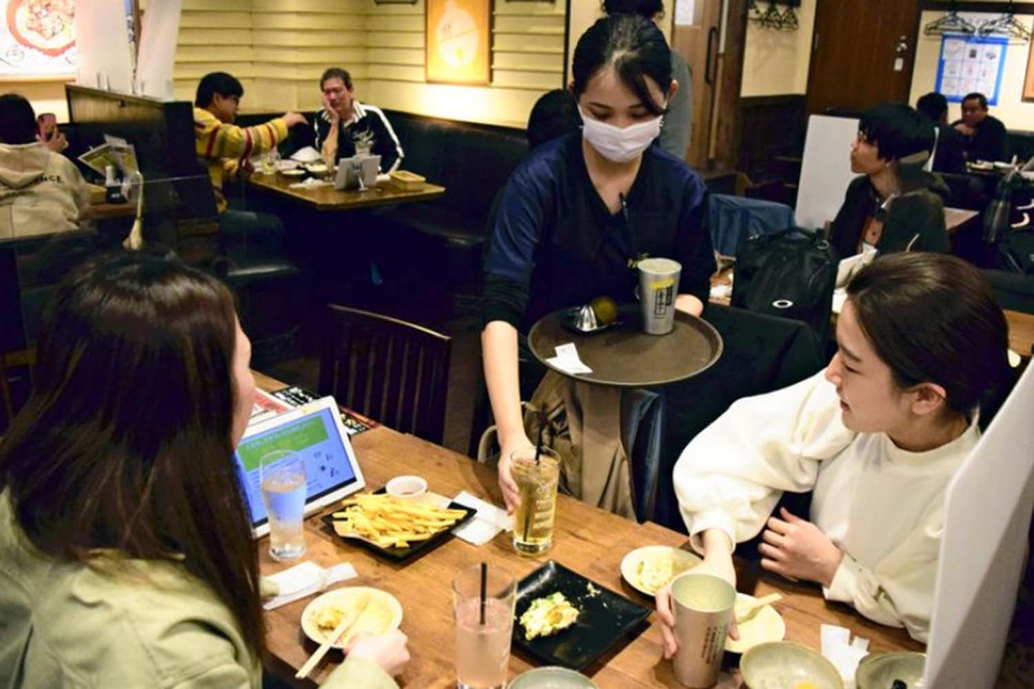 Restaurants and bars cautious about staying open late at night Asia