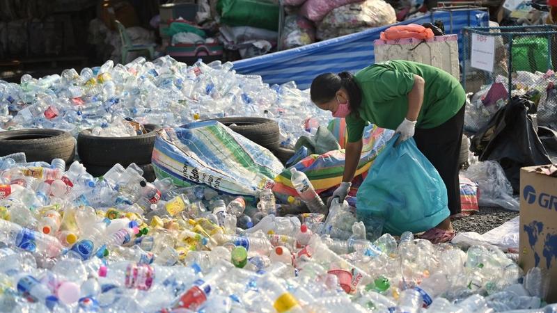 Reformasi polusi plastik membutuhkan insentif bagi produsen, konsumen