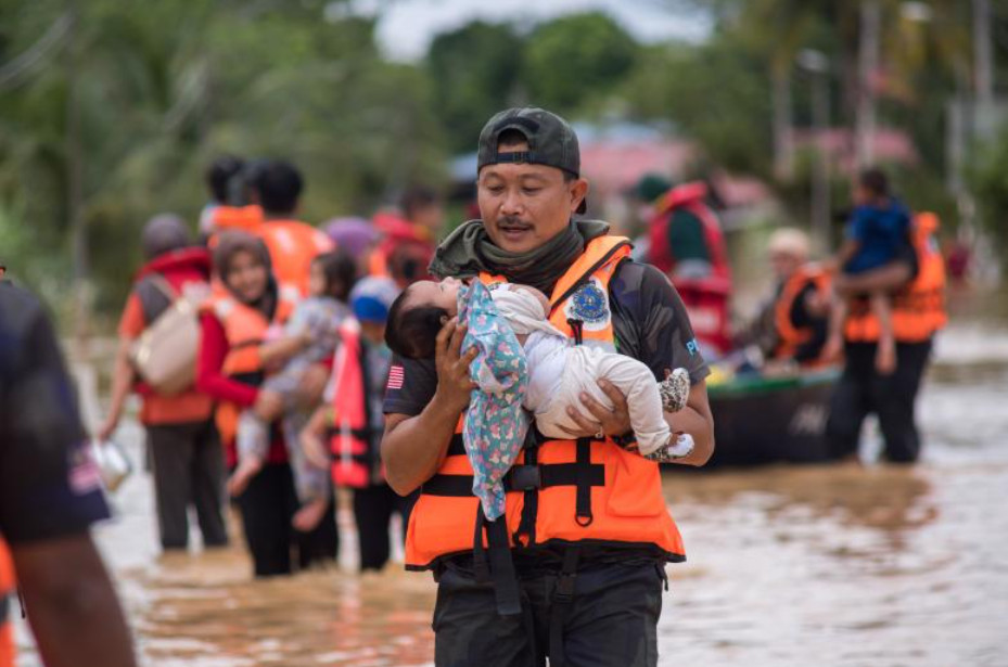 Petugas penyelamat berebut untuk menyelamatkan korban banjir Malaysia saat permainan menyalahkan dimulai
