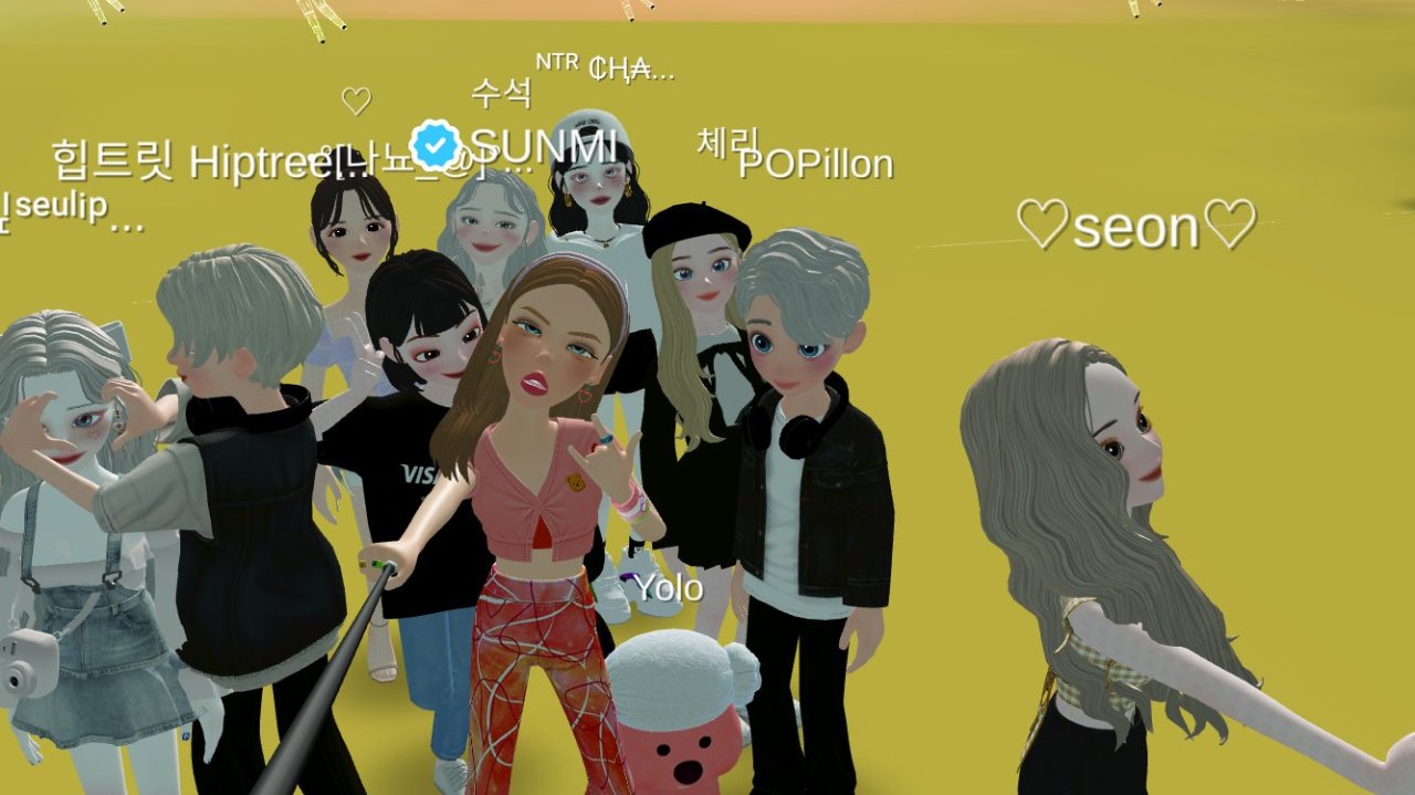 Avatar penyanyi Sunmi berpose untuk foto bersama penggemarnya di Zepeto.  (Twitter Sunmi)