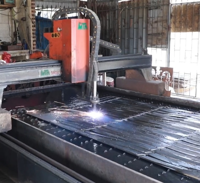 A plasma cutting machine can manufacture steel blades in large quantities. — VNS Photo Minh Phương
