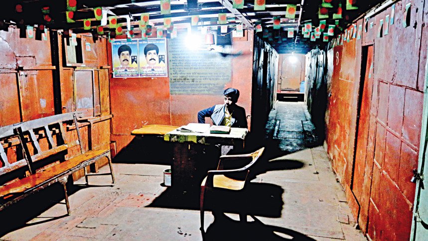 WITH ROOM RENTS RANGING FROM TK 50 TO TK 150 PER DAY, IT’S NO WONDER THAT THE CUSTOMERS OF SADARGHAT’S BOARDING HOUSES PREFER THEM OVER OTHER CHEAP HOUSING FACILITIES, LIKE A RESIDENTIAL MESS. ON TOP OF THIS, THE ROCKING SENSATION CREATED BY WAVES AND THE SOUND OF RAINDROP ON THEIR TIN ROOFTOPS GIVE THIS PLACE A FEEL LIKE NO OTHER. PHOTO: ANISUR RAHMAN