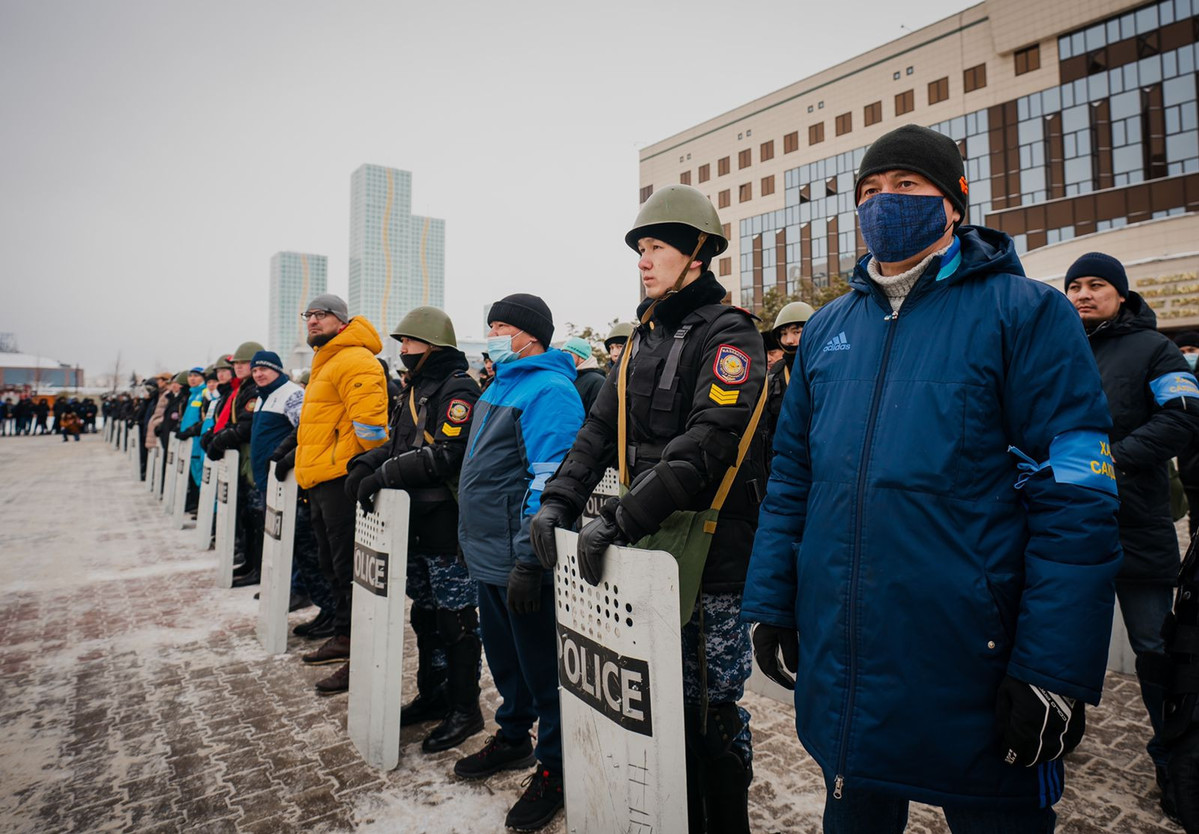 Local residents stand shoulder to shoulder with police officers in Nur-Sultan, Kazakhstan, Jan 8, 2022. [Photo/Xinhua]