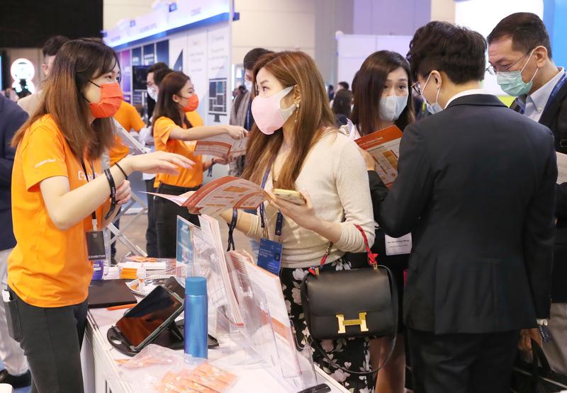 Visitors tour an exhibition featuring the development of financial technology in Hong Kong. (WU XIAOCHU / XINHUA)