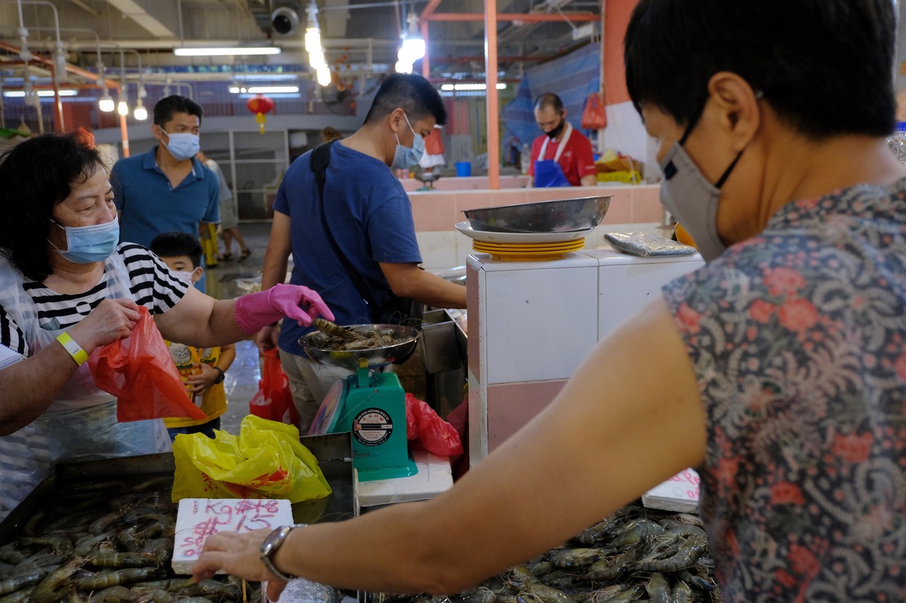 Shoppers at the Chinatown Complex wet market on Jan 23, 2022. ST PHOTO: THADDEUS ANG