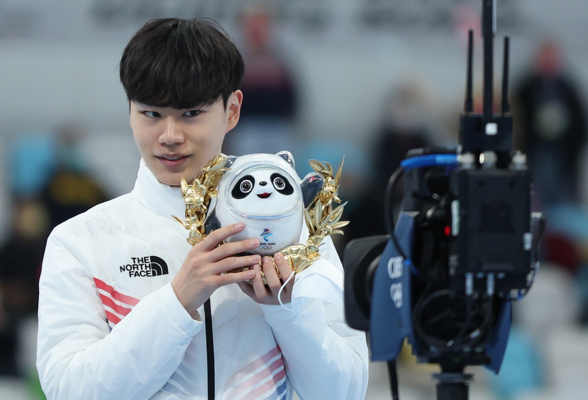 Silver medalist Kim Min-seok of South Korea reacts during the flower ceremony after the men's speed skating 1,500m event at the National Speed Skating Oval on Feb 8, 2022. [Photo/IC]