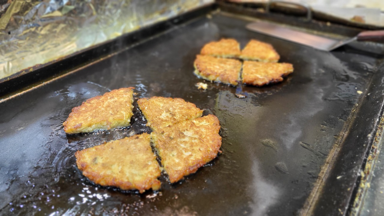 Follow the scent: Hidden jeon spot in Gongdeok Market a18