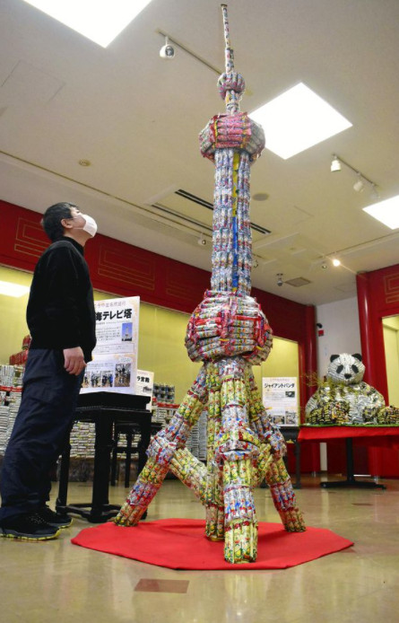 Japan’s popular stick-shaped snack used to construct giant panda a54