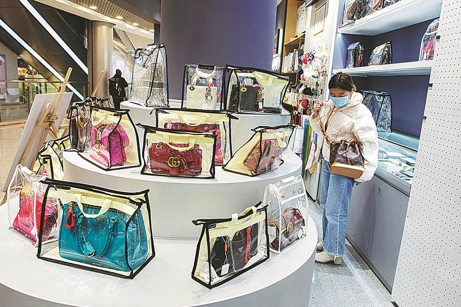 Secondhand bags seize the spotlight of trendy consumers