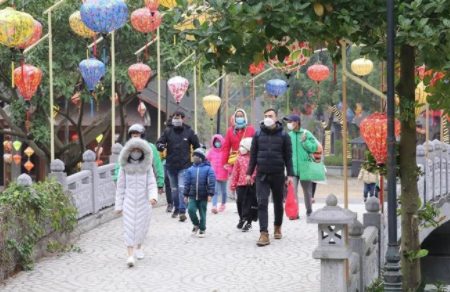 Visitors to the Tràng An eco-toutism site on February 2. — VNA/VNS Photo Đức Phương