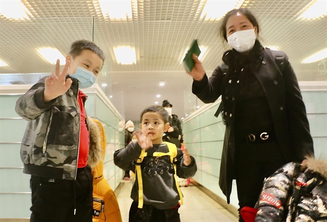 First flight bringing home Vietnamese citizens evacuated from Ukraine ...