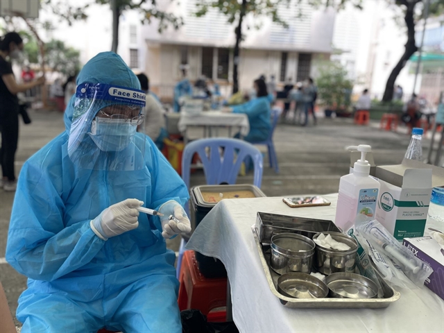 Ratusan petugas kesehatan di Kota Ho Chi Minh berhenti karena gaji yang rendah