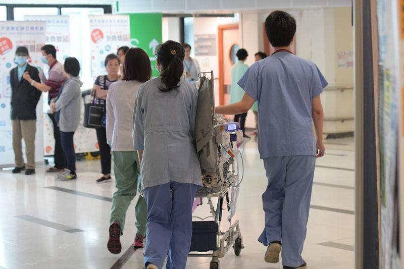 Hong Kong mengeluarkan daftar kualifikasi yang diakui di tengah kekurangan dokter