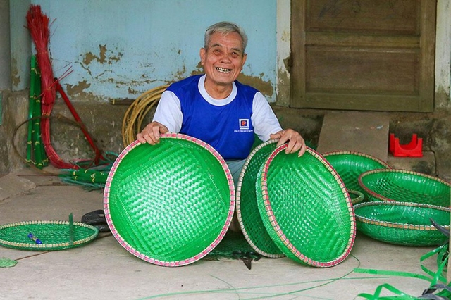 Pria berusia 78 tahun membuat produk dari sampah plastik di Quang Binh