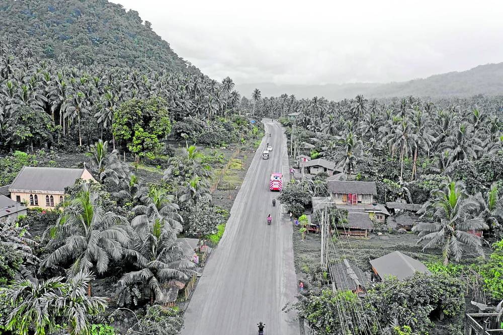 Letusan Gunung Bulusan menghujani abu, memaksa evakuasi