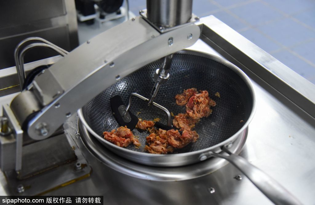 Robot chefs start serving dishes in Hangzhou a33