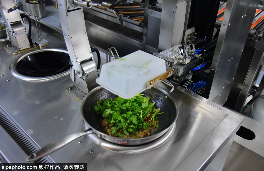 Robot chefs start serving dishes in Hangzhou a34