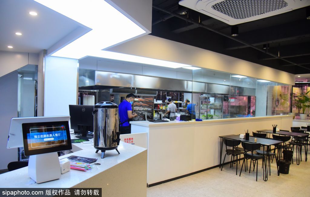 Robot chefs start serving dishes in Hangzhou a39