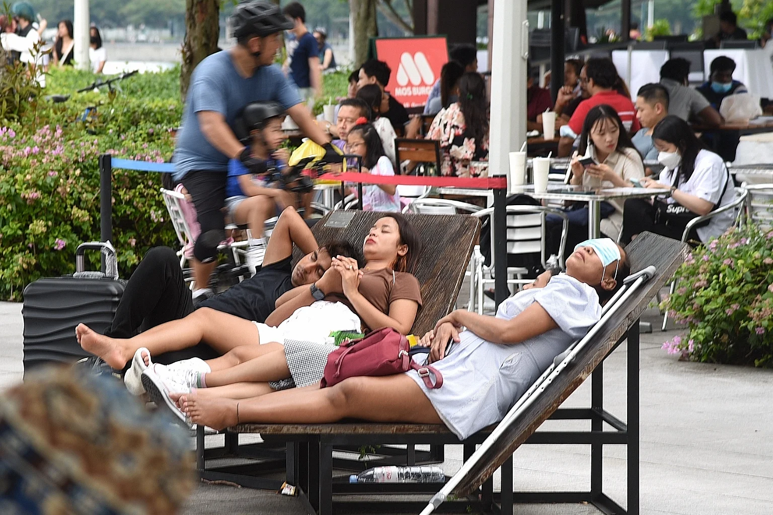 Crowds throng malls, parks during the public holiday despite Covid-19 wave a9