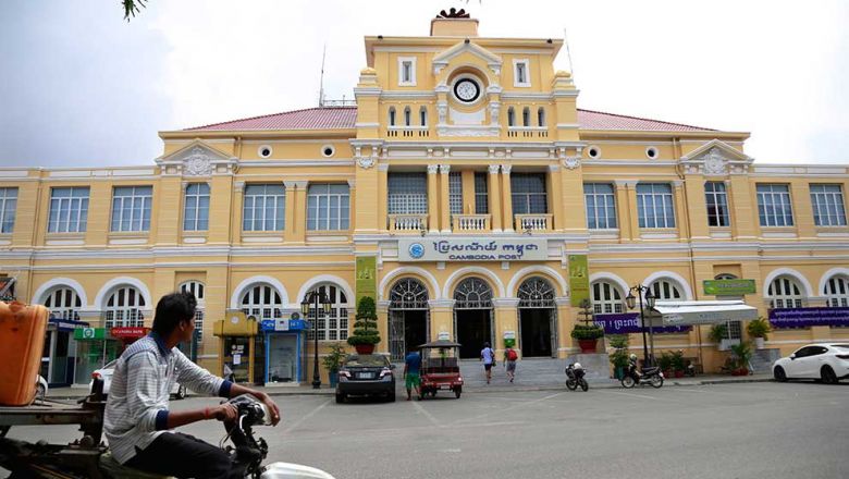 Tur arsitektur melalui cyclo berbagi warisan modernis kota ini