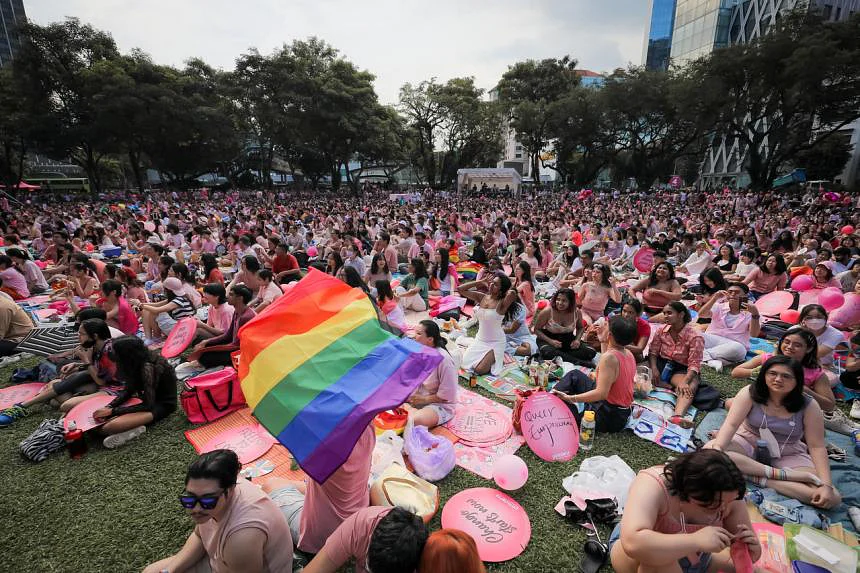 Komunitas LGBTQ di S’pore merasa lega dengan pencabutan undang-undang seks gay;  kelompok agama yang bersangkutan