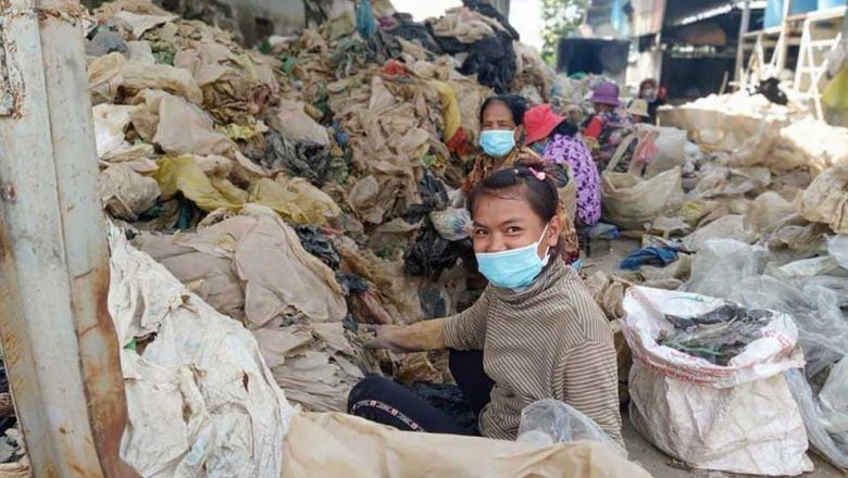 Pendaur ulang di Kamboja memproses hingga 100 ton sampah per hari