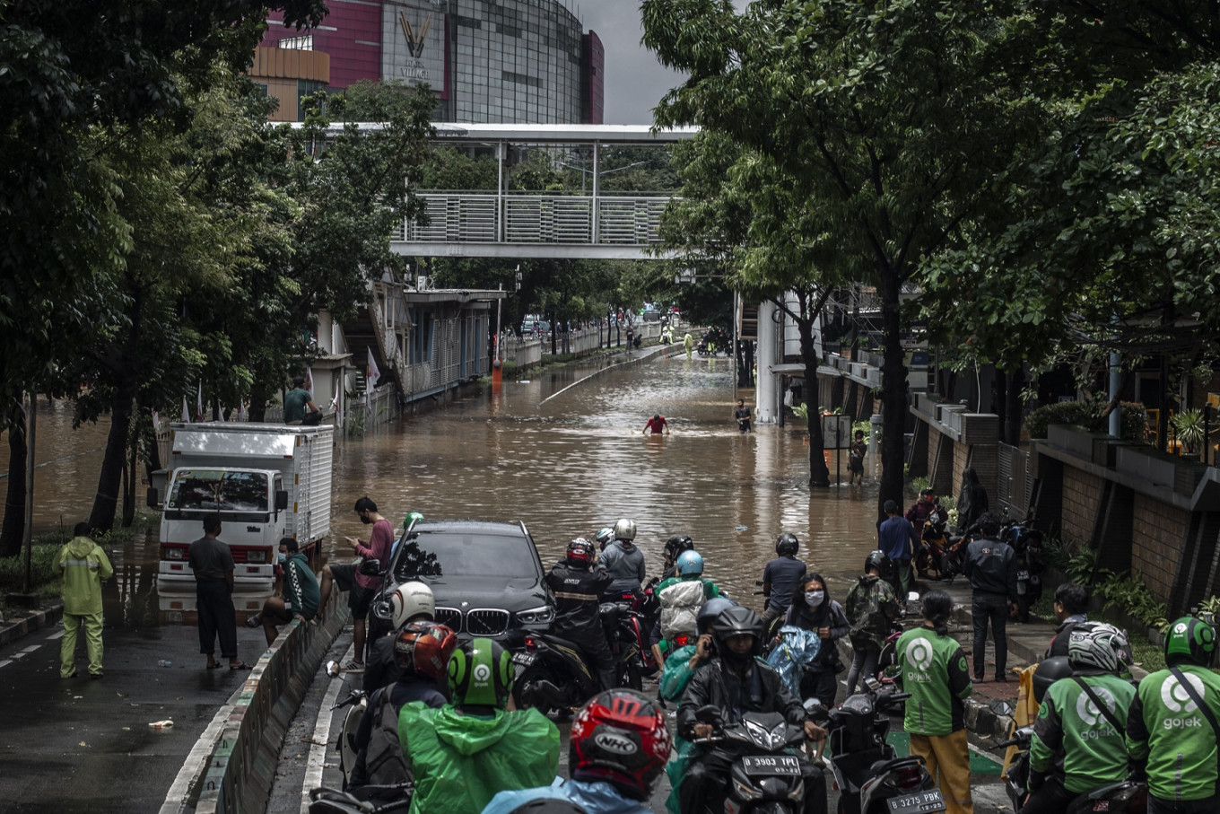 Banjir melanda Jabodetabek, peringatan lebih banyak badai dikeluarkan