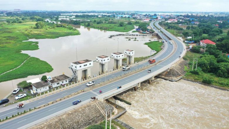 Menjaga tepian sungai untuk mencegah banjir di Phnom Penh, kata warga