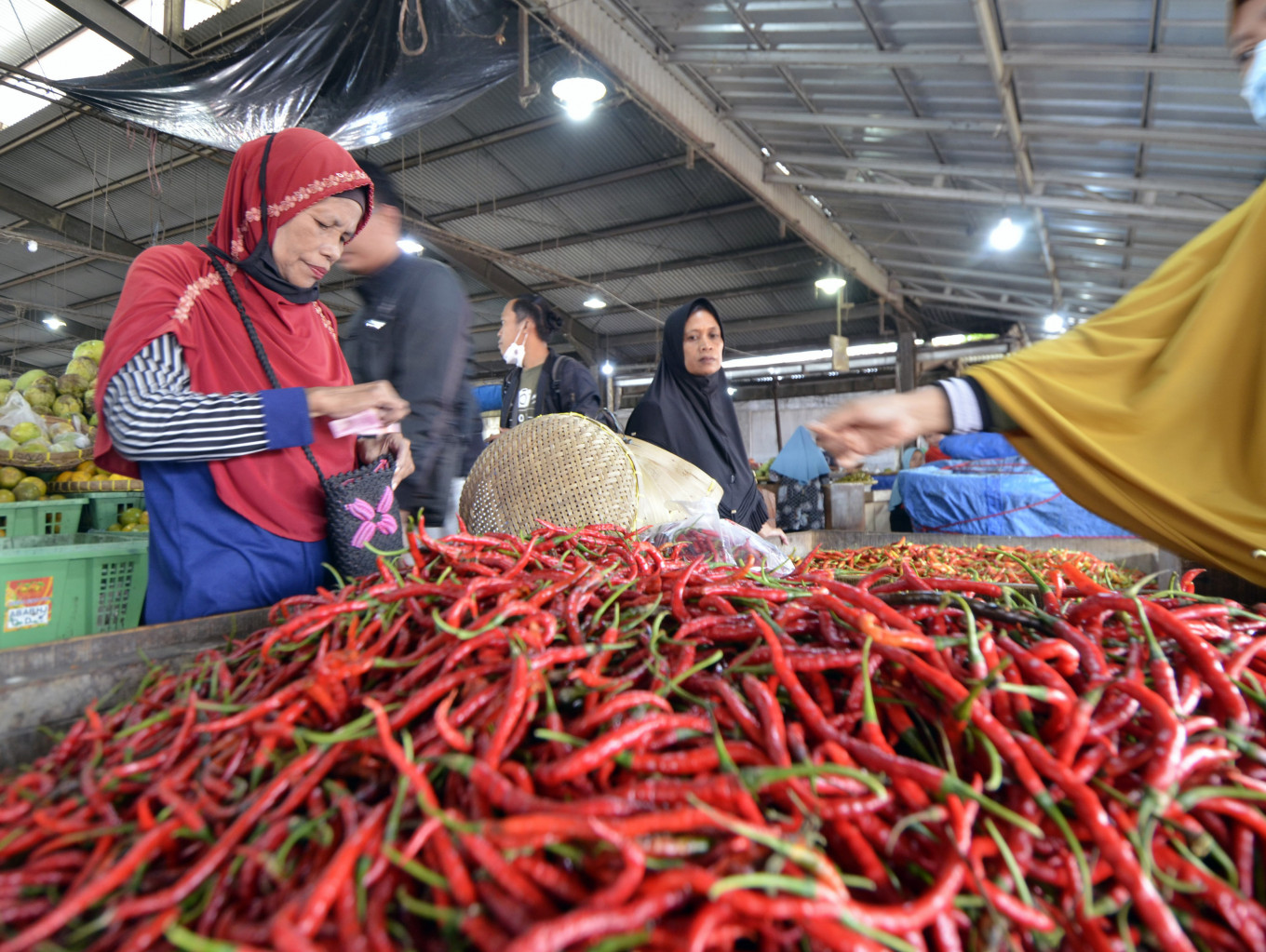 Inflasi secara mengejutkan turun seiring dengan menurunnya harga pangan