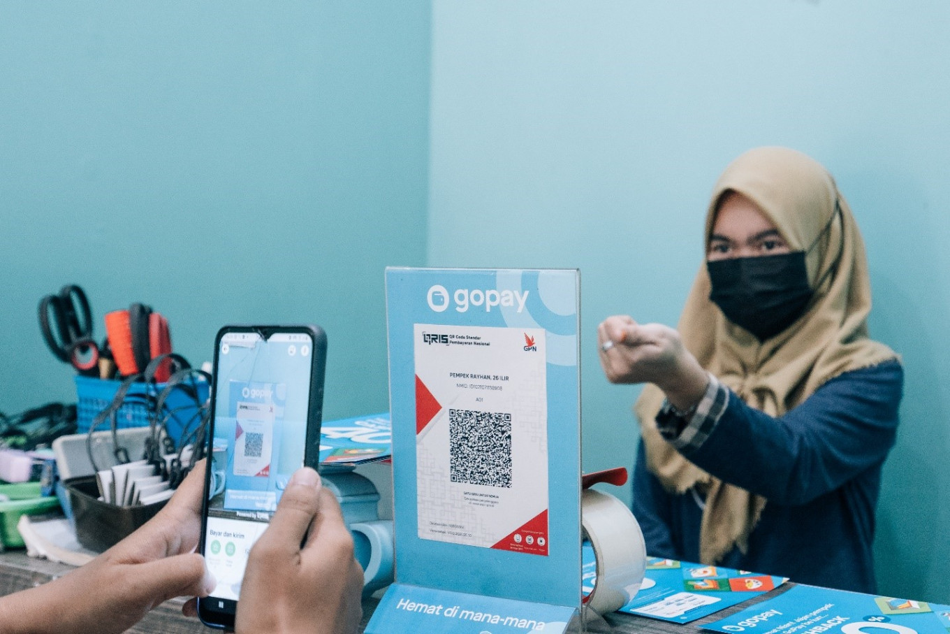 Masyarakat Indonesia lebih memilih e-wallet dibandingkan uang tunai karena GoPay terus mendominasi: Survei