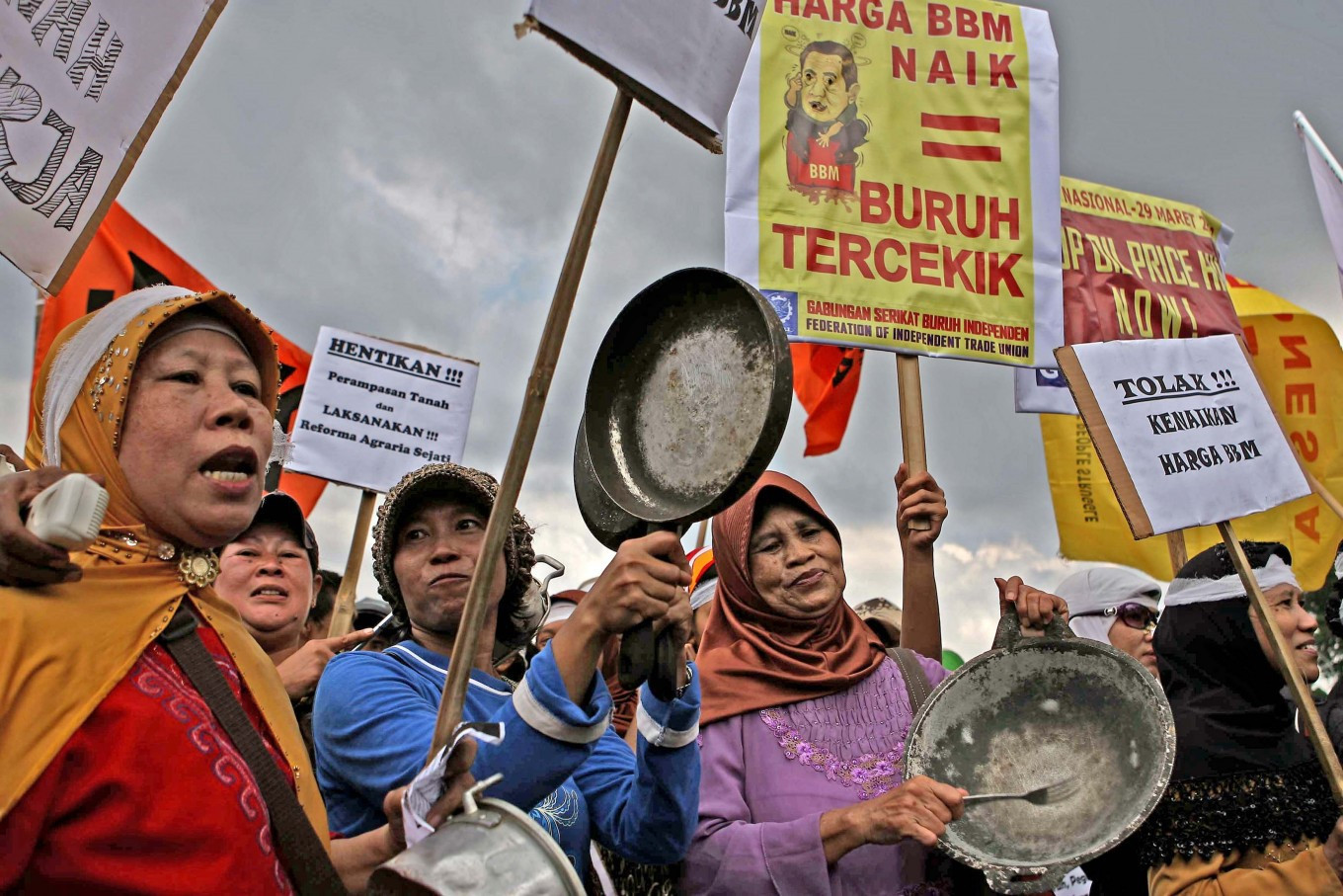 Perusahaan Indonesia memangkas staf, biaya saat krisis global melanda