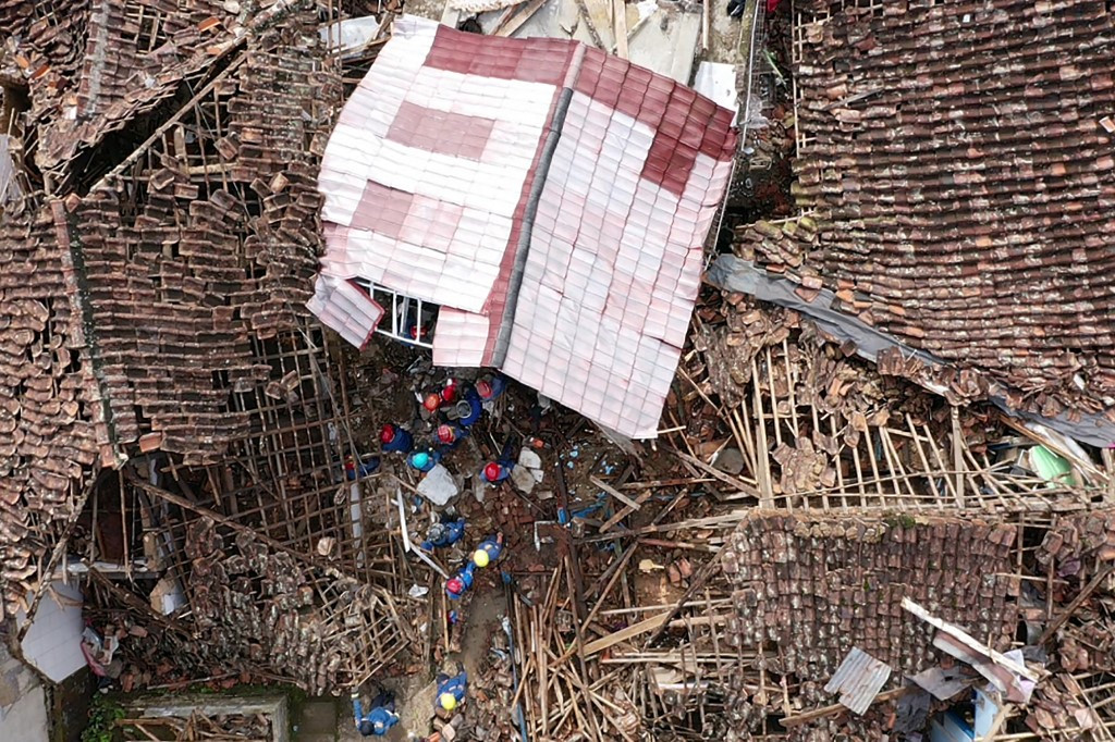 Bocah enam tahun diselamatkan dari puing-puing gempa Cianjur setelah dua hari