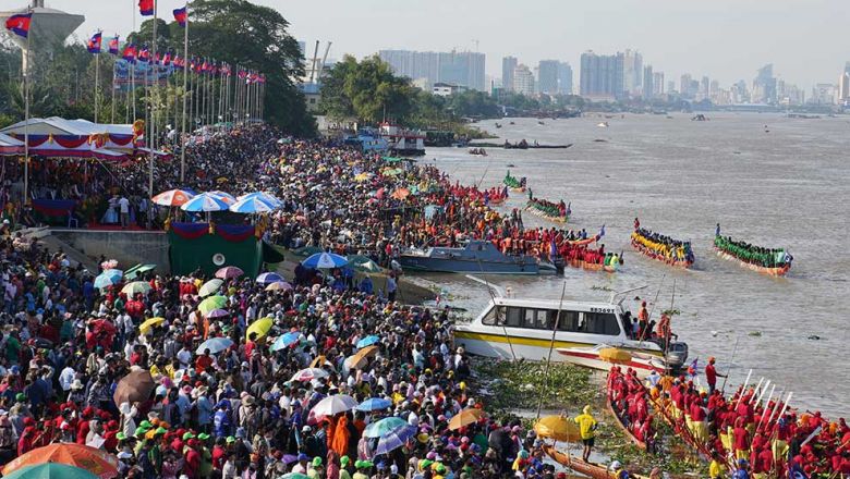 Balapan perahu Kandal menarik banyak orang