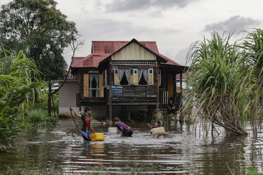 Jumlah korban tewas akibat banjir meningkat menjadi lebih dari 45.000 orang ketika negara bagian pantai timur Malaysia terkena dampak paling parah