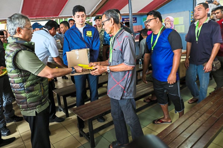 Tetap berpegang pada pihak berwenang: Raja Malaysia bagi para korban banjir