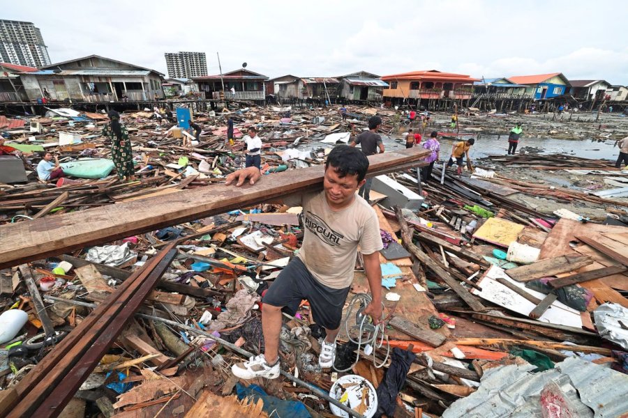 Gelombang pasang melanda desa perairan Malaysia