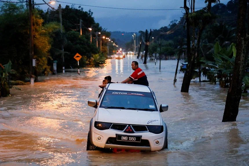 PM Malaysia Anwar menghentikan proyek banjir senilai  miliar dengan bantuan yang lebih luas, mengisyaratkan penggantian Menteri Keuangan