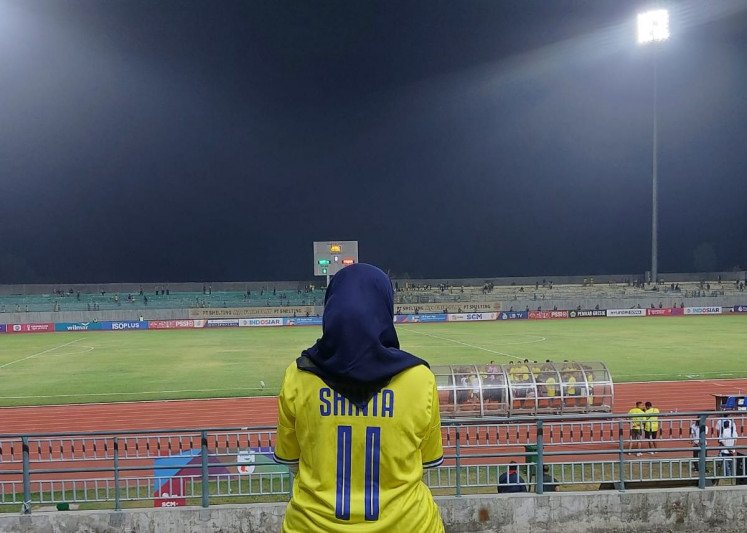 Supporters united: Dianita Luschinta, a long-time supporter of Persebaya Surabaya, the sworn rival of her hometown of Gresik, also in East Java, founded Forum Perempuan Dalam Sepak Bola (Forum for Women in Soccer) after she was targeted by sexual harassment at a soccer game. (Courtesy of Dianita Luschinta/-)