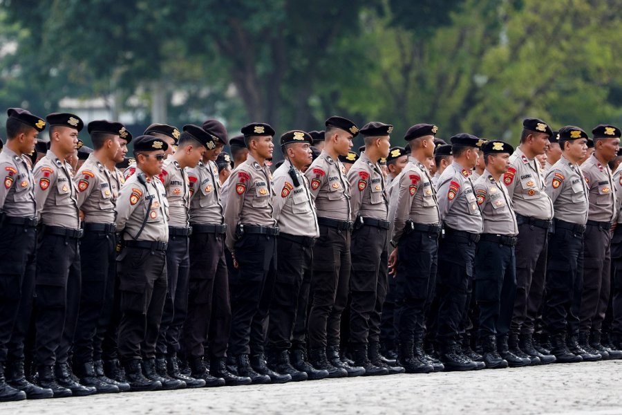 Polisi Indonesia meningkatkan keamanan menjelang liburan akhir tahun