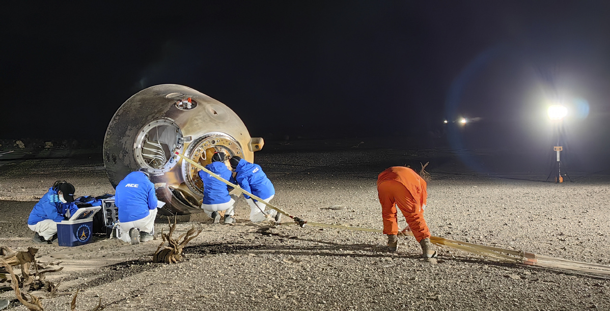 The return capsule of the Shenzhou XIV manned spaceship touches down safely at the Dongfeng landing site in North China's Inner Mongolia autonomous region, Dec 4, 2022. [Photo/Xinhua] 