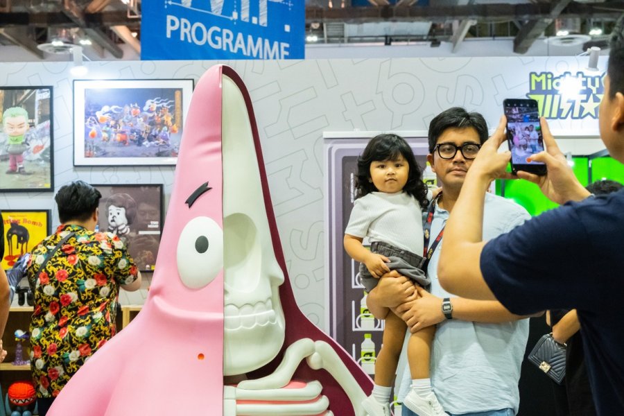 Mainan boneka merupakan bisnis serius di pasar Cina yang sedang panas