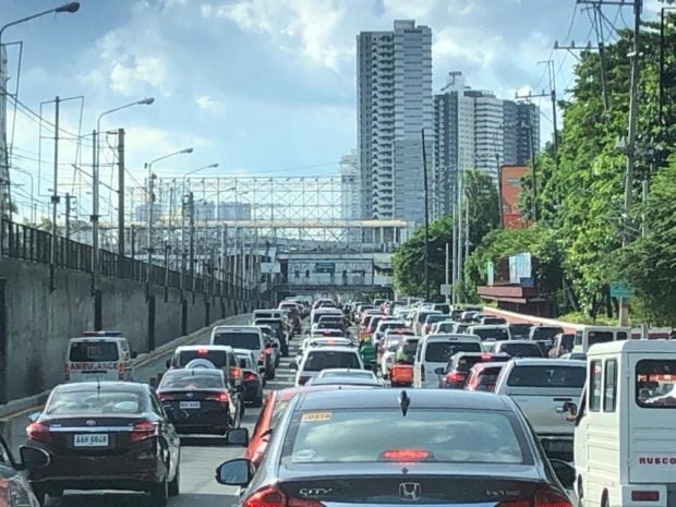 Putus asa untuk mencari tumpangan, penggerak buku rakyat Metro Manila