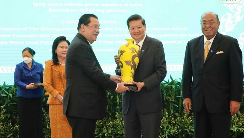 PM Hun Sen mendorong hubungan ASEAN yang lebih erat dengan Tiongkok pada penghargaan kepemimpinan