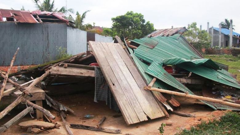 Cuaca badai yang tidak sesuai musim menyebabkan hujan turun di provinsi-provinsi pesisir Kamboja