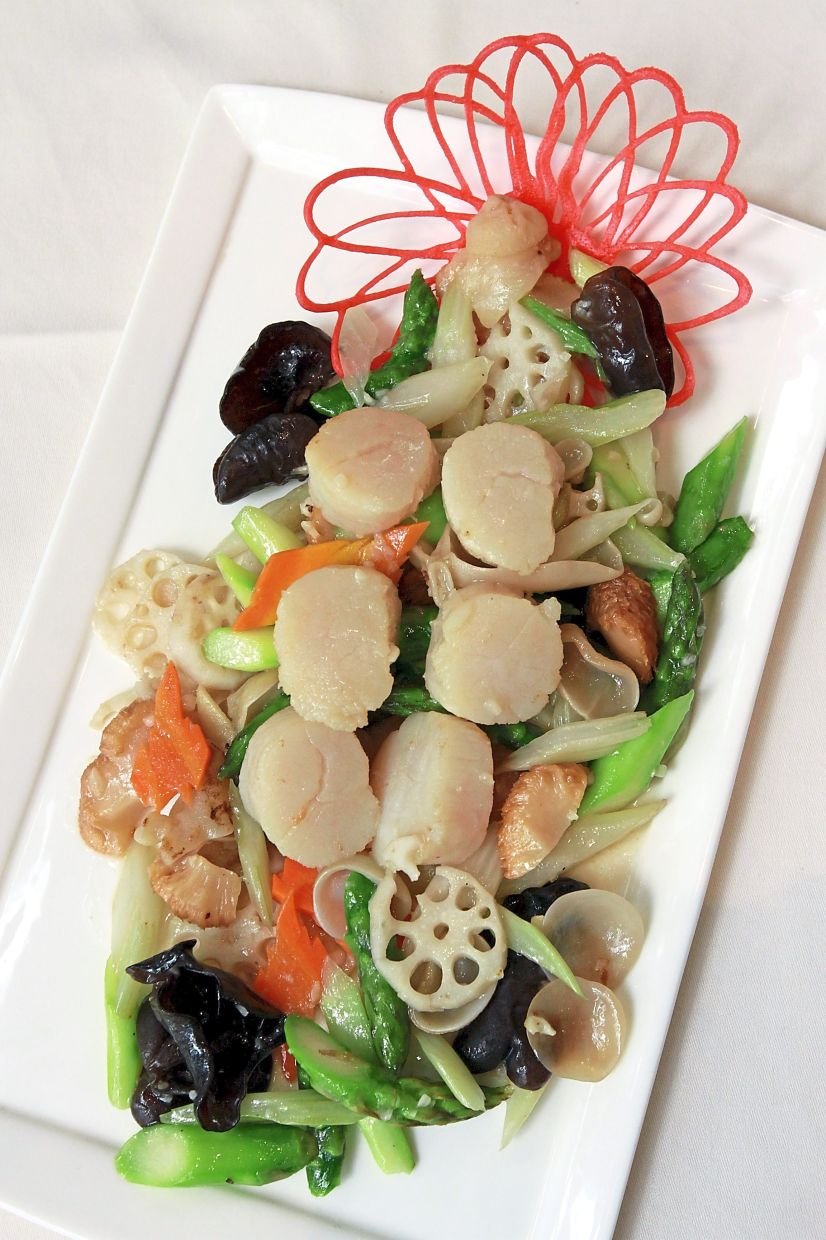 STIR-FRIED ASSORTED VEGETABLES WITH SCALLOPS AND MUSHROOMS