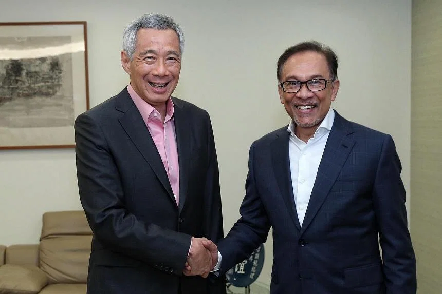 Perdana Menteri Malaysia Anwar Ibrahim bertemu Perdana Menteri Lee dalam kunjungan resmi ke Singapura pada 30 Januari