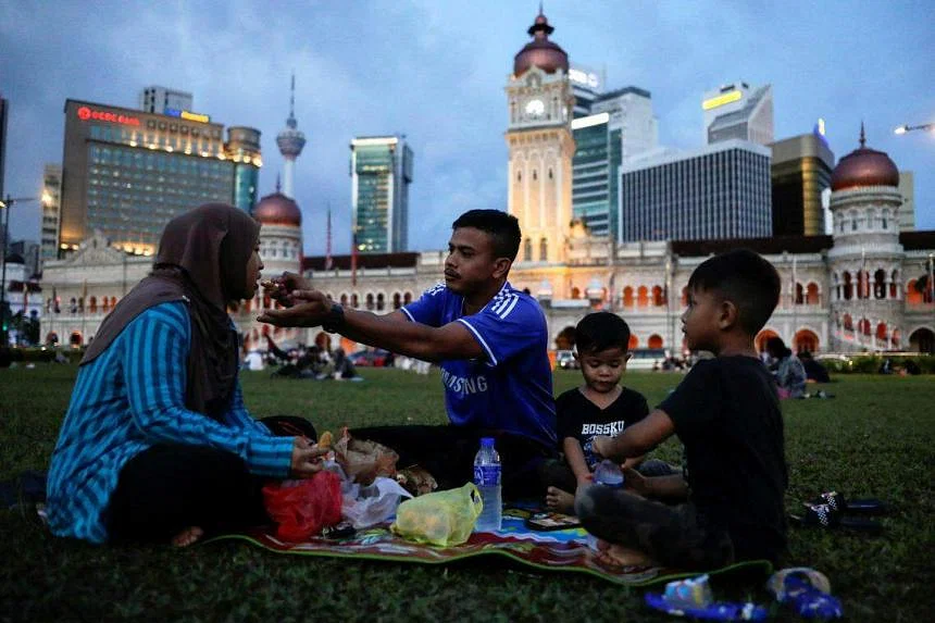 Masyarakat Malaysia memperketat ikat pinggang selama Ramadhan karena harga pangan terus meningkat