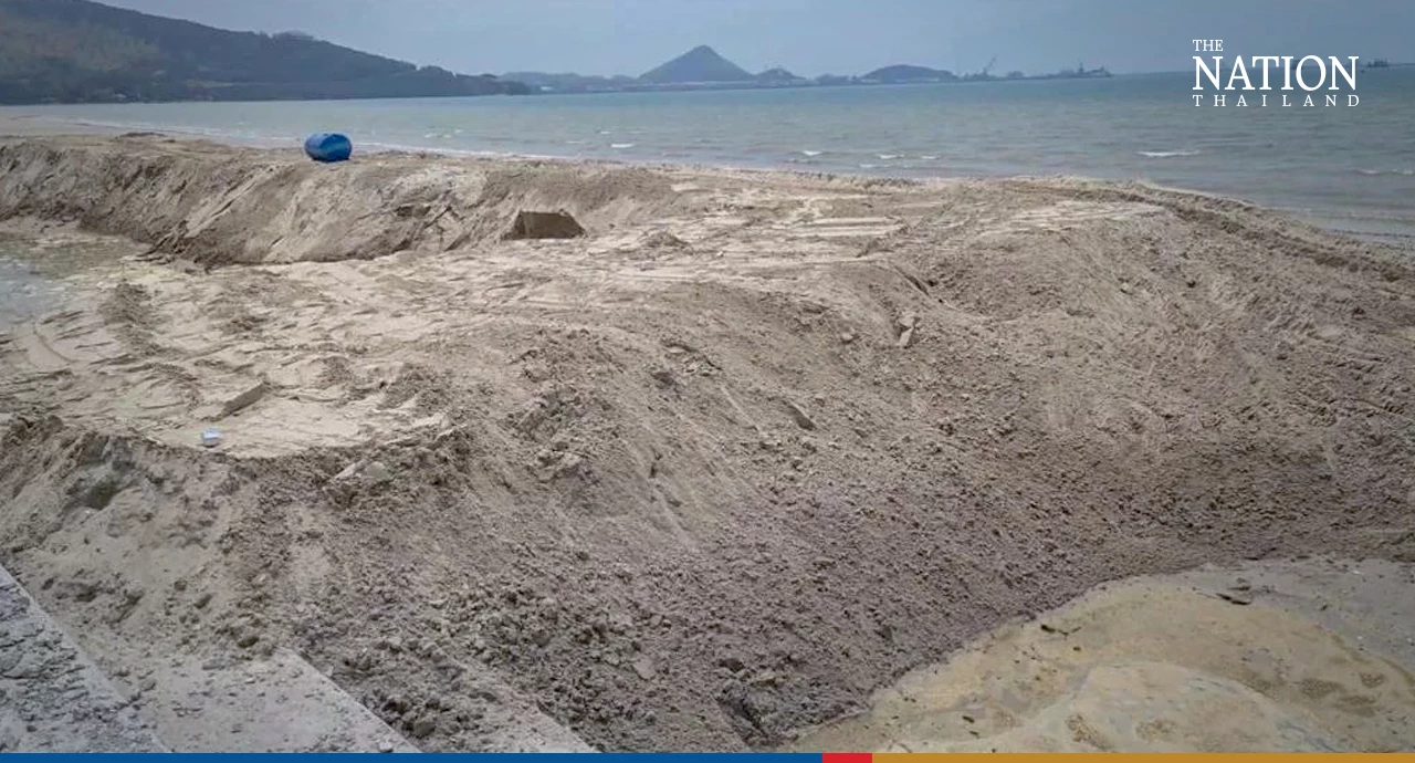 Onlookers dazzled by floating sands on sea off Sattahip